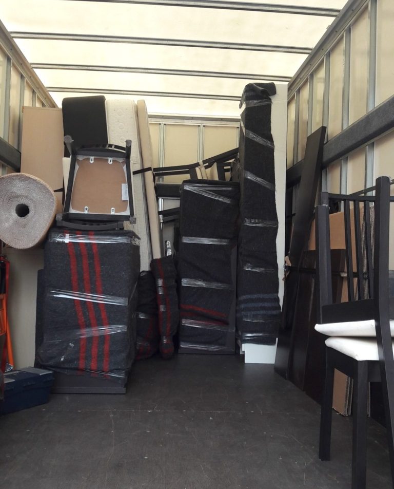 Operarios de mudanza Desmontaje profesional de mobiliario