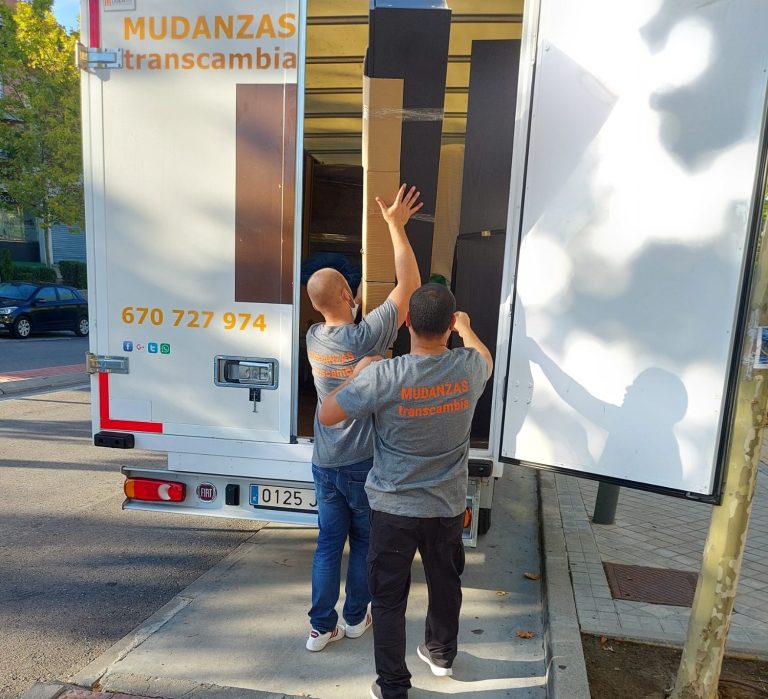 Carga y descarga cuidadosa en Madrid Operarios cualificados