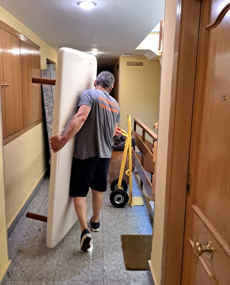 Operarios de mudanza Desmontaje profesional de mobiliario